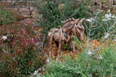 Miniature Location salle Thizy (Rhône) - Château de Laforest #22 Paysage rural avec une clôture en bois, des champs verdoyants, des arbres et un bâtiment en pierre sous un ciel…