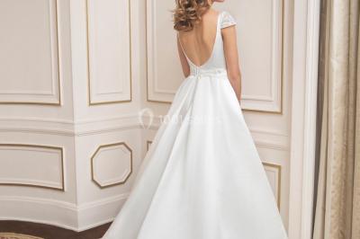 Miniature Ana Wedding Event #2 Femme portant une robe de mariée blanche avec détails en dentelle, debout sur des marches devant un bâtiment élégant.