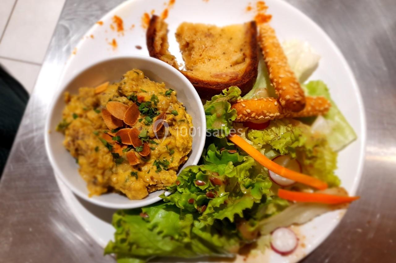 Assiette composée de houmous garni, salade verte, crudités, pain grillé et gressins au sésame.