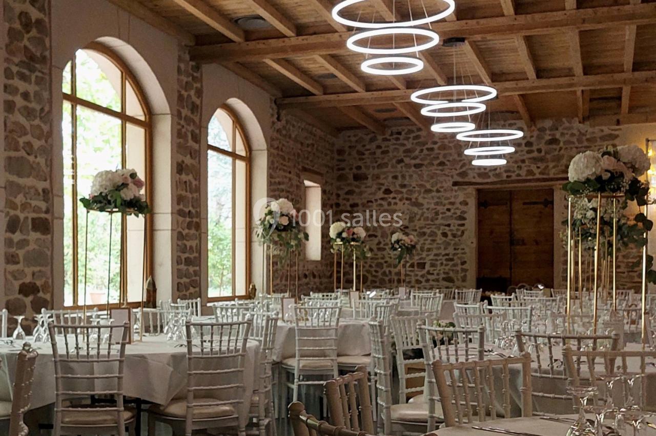 salle en pierres apparentes