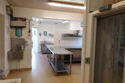 Miniature Location salle Ergué-Gabéric (Finistère) - L’Orée du Bois #11 Vue sur un jardin avec des arbres, une maison blanche et un paysage de campagne sous un ciel nuageux.