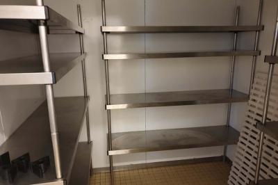 Miniature Location salle Ergué-Gabéric (Finistère) - L’Orée du Bois #13 Vue sur un jardin avec des arbres, une maison blanche et un paysage de campagne sous un ciel nuageux.