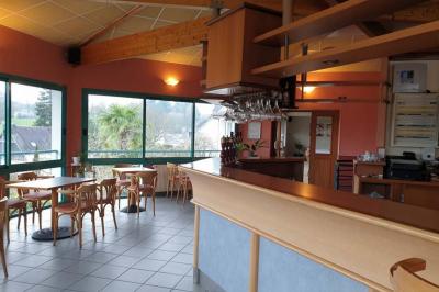 Miniature Location salle Ergué-Gabéric (Finistère) - L’Orée du Bois #5 Vue sur un jardin avec des arbres, une maison blanche et un paysage de campagne sous un ciel nuageux.