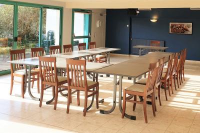 Miniature Location salle Ergué-Gabéric (Finistère) - L’Orée du Bois #8 Vue sur un jardin avec des arbres, une maison blanche et un paysage de campagne sous un ciel nuageux.