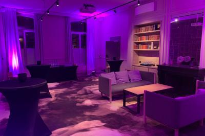 Miniature Location salle Lille (Nord) - Les Salons de l'Urban #20 Un coussin jaune sur un lit blanc avec une pancarte suspendue indiquant un message écologique.