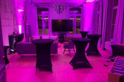 Miniature Location salle Lille (Nord) - Les Salons de l'Urban #6 Un coussin jaune sur un lit blanc avec une pancarte suspendue indiquant un message écologique.