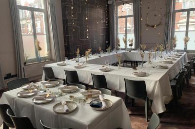 Miniature Location salle Lille (Nord) - Les Salons de l'Urban #9 Un coussin jaune sur un lit blanc avec une pancarte suspendue indiquant un message écologique.