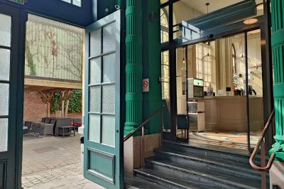 Miniature Location salle Lille (Nord) - Les Salons de l'Urban #31 Un coussin jaune sur un lit blanc avec une pancarte suspendue indiquant un message écologique.