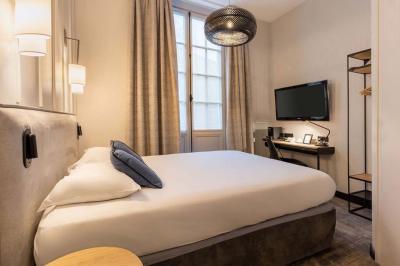 Miniature Location salle Lille (Nord) - Les Salons de l'Urban #36 Un coussin jaune sur un lit blanc avec une pancarte suspendue indiquant un message écologique.