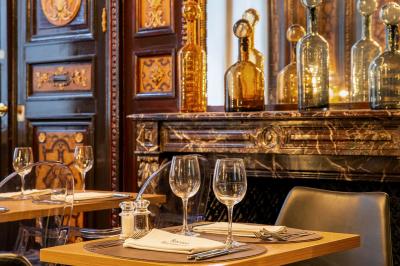 Miniature Location salle Lille (Nord) - Les Salons de l'Urban #24 Un coussin jaune sur un lit blanc avec une pancarte suspendue indiquant un message écologique.