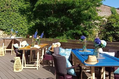 Miniature Location salle Lille (Nord) - Les Salons de l'Urban #18 Un coussin jaune sur un lit blanc avec une pancarte suspendue indiquant un message écologique.