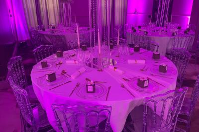 Miniature Location salle Lille (Nord) - Les Salons de l'Urban #3 Un coussin jaune sur un lit blanc avec une pancarte suspendue indiquant un message écologique.