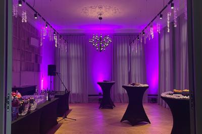 Miniature Location salle Lille (Nord) - Les Salons de l'Urban #5 Un coussin jaune sur un lit blanc avec une pancarte suspendue indiquant un message écologique.