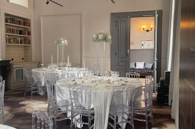 Miniature Location salle Lille (Nord) - Les Salons de l'Urban #2 Un coussin jaune sur un lit blanc avec une pancarte suspendue indiquant un message écologique.