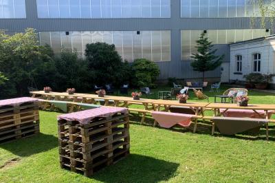 Miniature Location salle Lille (Nord) - Les Salons de l'Urban #14 Un coussin jaune sur un lit blanc avec une pancarte suspendue indiquant un message écologique.