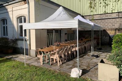 Miniature Location salle Lille (Nord) - Les Salons de l'Urban #29 Un coussin jaune sur un lit blanc avec une pancarte suspendue indiquant un message écologique.