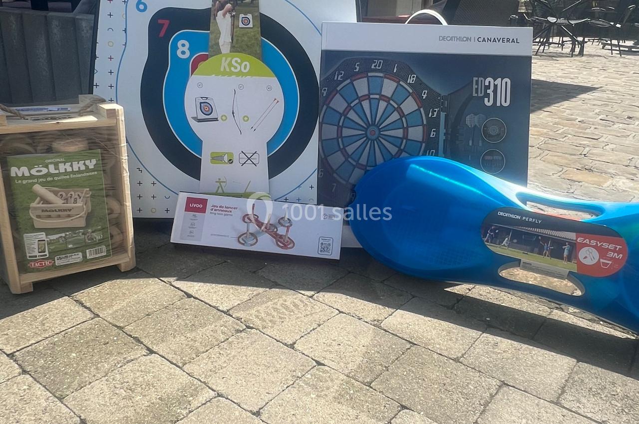 Location salle Lille (Nord) - Les Salons de l'Urban #30 Des jeux et équipements de loisirs, dont une cible, un jeu de fléchettes, et un jeu de quilles, posés sur un sol pavé.