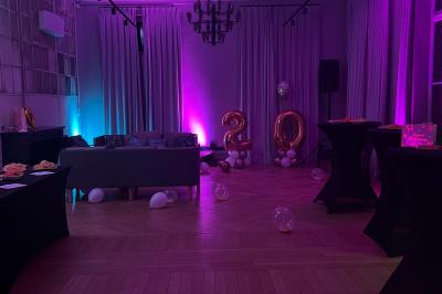 Miniature Location salle Lille (Nord) - Les Salons de l'Urban #21 Un coussin jaune sur un lit blanc avec une pancarte suspendue indiquant un message écologique.