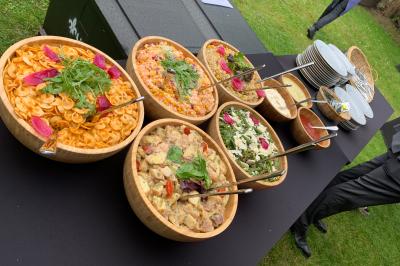 Miniature Location salle Lille (Nord) - Les Salons de l'Urban #15 Un coussin jaune sur un lit blanc avec une pancarte suspendue indiquant un message écologique.