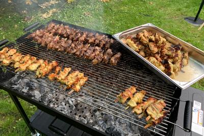 Miniature Location salle Lille (Nord) - Les Salons de l'Urban #16 Un coussin jaune sur un lit blanc avec une pancarte suspendue indiquant un message écologique.