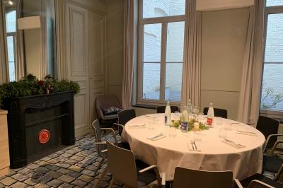 Miniature Location salle Lille (Nord) - Les Salons de l'Urban #33 Un coussin jaune sur un lit blanc avec une pancarte suspendue indiquant un message écologique.