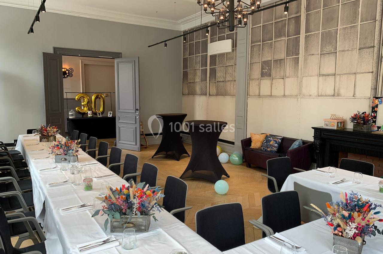 Location salle Lille (Nord) - Les Salons de l'Urban #8 Salle décorée pour un événement avec tables dressées, bouquets colorés, ballons et chiffre ’30’ en ballon doré.