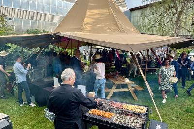 Miniature Location salle Lille (Nord) - Les Salons de l'Urban #13 Un coussin jaune sur un lit blanc avec une pancarte suspendue indiquant un message écologique.