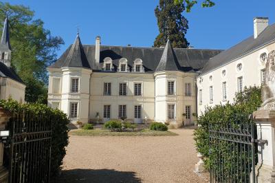 Image d'un château avec guirlandes lumineuses, un couple de mariés dans la cour et une salle de réception décorée.