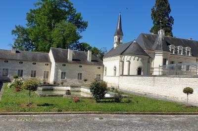 Image d'un château avec guirlandes lumineuses, un couple de mariés dans la cour et une salle de réception décorée.