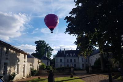 Image d'un château avec guirlandes lumineuses, un couple de mariés dans la cour et une salle de réception décorée.