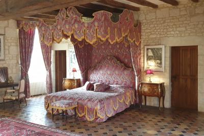 Image d'un château avec guirlandes lumineuses, un couple de mariés dans la cour et une salle de réception décorée.