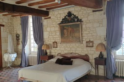 Image d'un château avec guirlandes lumineuses, un couple de mariés dans la cour et une salle de réception décorée.