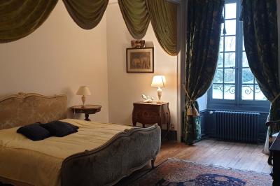 Image d'un château avec guirlandes lumineuses, un couple de mariés dans la cour et une salle de réception décorée.