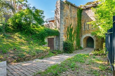 Vue nocturne d'un événement en plein air avec des stands sous une tente éclairée et des participants rassemblés.