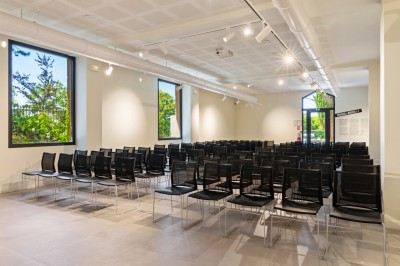 Miniature Location salle Lyon 9 (Rhône) - Le Fort de Vaise #3 Tables rondes dressées avec nappes noires, serviettes pliées et verres dans une salle lumineuse avec grandes fenêtres.