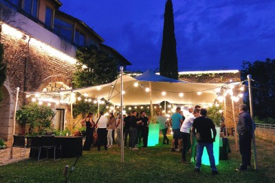 Miniature Location salle Lyon 9 (Rhône) - Le Fort de Vaise #4 Tables rondes dressées avec nappes noires, serviettes pliées et verres dans une salle lumineuse avec grandes fenêtres.