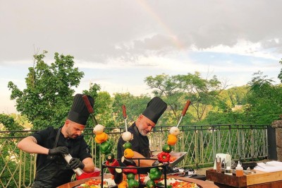 Miniature Location salle Lyon 9 (Rhône) - Le Fort de Vaise #6 Tables rondes dressées avec nappes noires, serviettes pliées et verres dans une salle lumineuse avec grandes fenêtres.