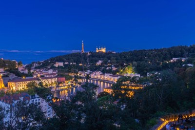 Miniature Location salle Lyon 9 (Rhône) - Le Fort de Vaise #7 Tables rondes dressées avec nappes noires, serviettes pliées et verres dans une salle lumineuse avec grandes fenêtres.
