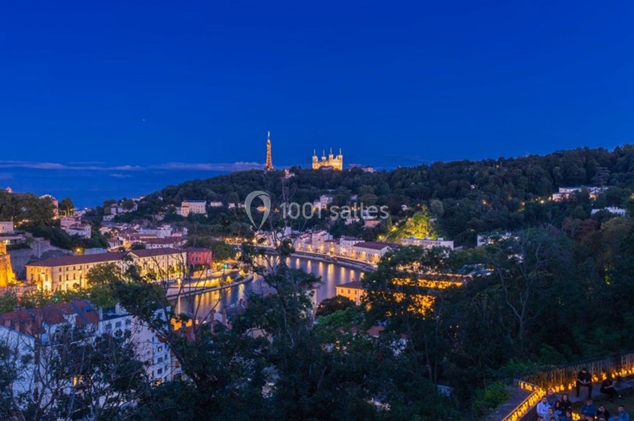 Location salle Lyon 9 (Rhône) - Le Fort de Vaise #7 Vue nocturne de Lyon avec la colline de Fourvière illuminée et la Saône traversant la ville.
