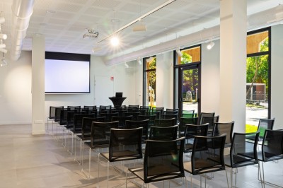 Miniature Location salle Lyon 9 (Rhône) - Le Fort de Vaise #8 Tables rondes dressées avec nappes noires, serviettes pliées et verres dans une salle lumineuse avec grandes fenêtres.