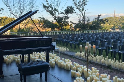 Miniature Location salle Lyon 9 (Rhône) - Le Fort de Vaise #9 Tables rondes dressées avec nappes noires, serviettes pliées et verres dans une salle lumineuse avec grandes fenêtres.