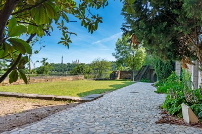 Miniature Location salle Lyon 9 (Rhône) - Le Fort de Vaise #12 Tables rondes dressées avec nappes noires, serviettes pliées et verres dans une salle lumineuse avec grandes fenêtres.