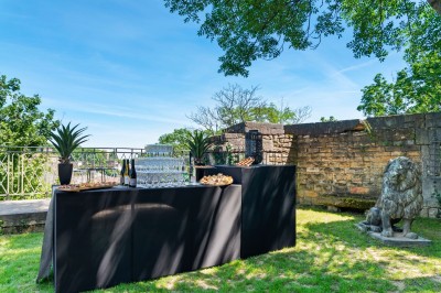 Miniature Location salle Lyon 9 (Rhône) - Le Fort de Vaise #14 Tables rondes dressées avec nappes noires, serviettes pliées et verres dans une salle lumineuse avec grandes fenêtres.