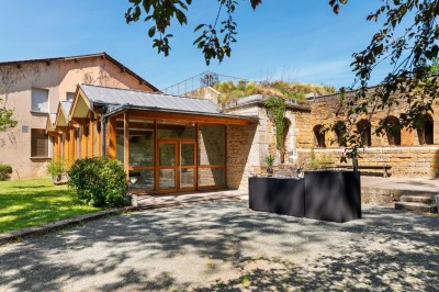 Miniature Location salle Lyon 9 (Rhône) - Le Fort de Vaise #16 Tables rondes dressées avec nappes noires, serviettes pliées et verres dans une salle lumineuse avec grandes fenêtres.