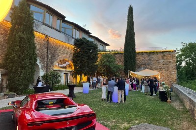 Miniature Location salle Lyon 9 (Rhône) - Le Fort de Vaise #18 Tables rondes dressées avec nappes noires, serviettes pliées et verres dans une salle lumineuse avec grandes fenêtres.