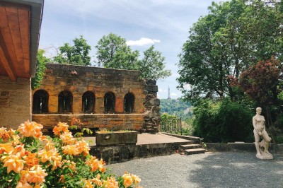 Miniature Location salle Lyon 9 (Rhône) - Le Fort de Vaise #23 Tables rondes dressées avec nappes noires, serviettes pliées et verres dans une salle lumineuse avec grandes fenêtres.