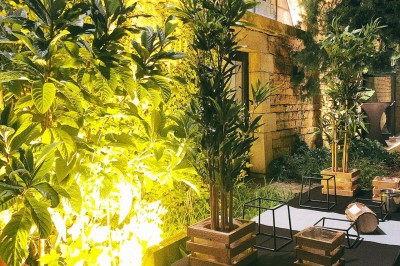 Miniature Location salle Lyon 9 (Rhône) - Le Fort de Vaise #24 Tables rondes dressées avec nappes noires, serviettes pliées et verres dans une salle lumineuse avec grandes fenêtres.