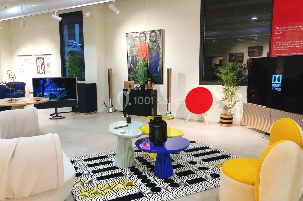 Location salle Lyon 9 (Rhône) - Le Fort de Vaise #25 Salle d'exposition moderne avec mobilier design, œuvres d'art accrochées et équipements audiovisuels.