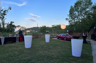 Miniature Location salle Lyon 9 (Rhône) - Le Fort de Vaise #27 Tables rondes dressées avec nappes noires, serviettes pliées et verres dans une salle lumineuse avec grandes fenêtres.