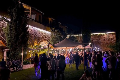 Miniature Location salle Lyon 9 (Rhône) - Le Fort de Vaise #28 Tables rondes dressées avec nappes noires, serviettes pliées et verres dans une salle lumineuse avec grandes fenêtres.